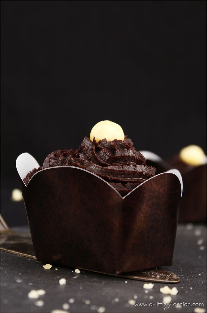 Rezeptbild: Vegane Muffins mit Schoko-Macadamia-Topping