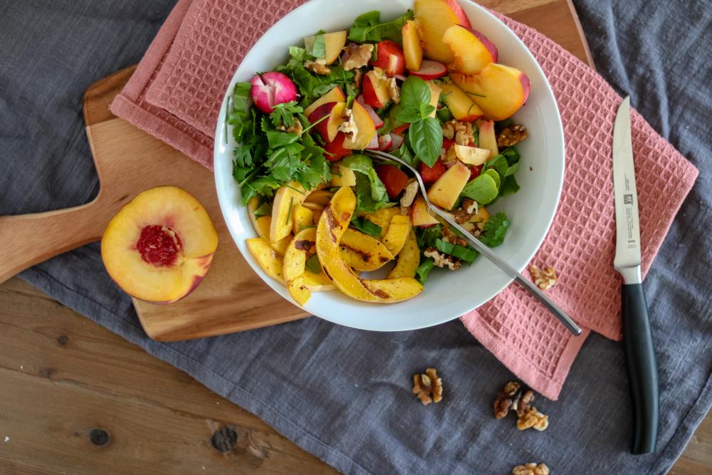 Rezeptbild: Spätsommer-Salat mit Pfirsich, Walnuss & geröstetem Kürbis