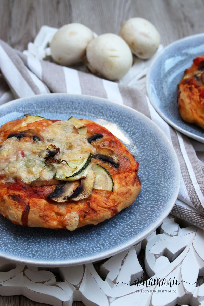 Rezeptbild: Mini-Pizzas selbstgemacht - mit Champignons und Zucchini