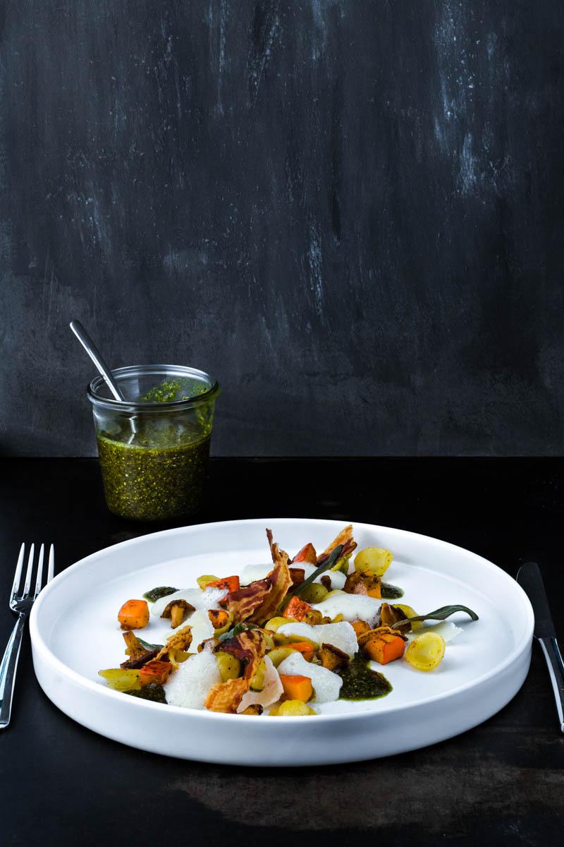 Rezeptbild: Orecchiette mit Kürbis, Pfifferlingen, Kürbiskernpesto und Salbeischaum