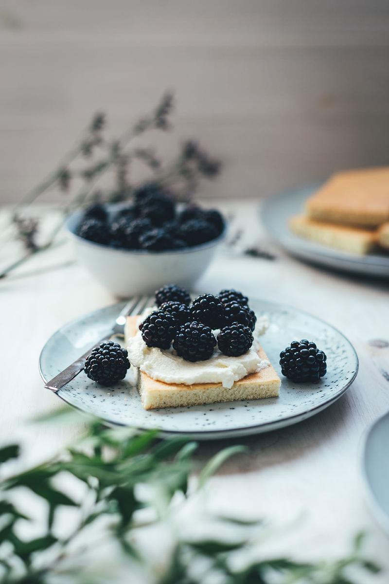 Rezeptbild: Hot Milk Sponge Cake mit Mascarpone-Creme und Brombeeren