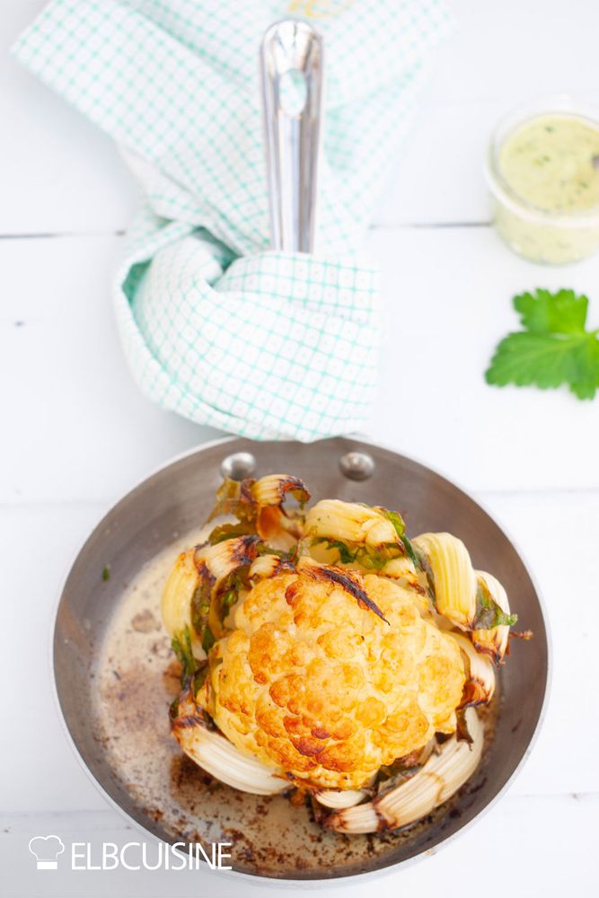 Rezeptbild: Gerösteter Blumenkohl nach Ottolenghi mit grüner Tahini-Sauce