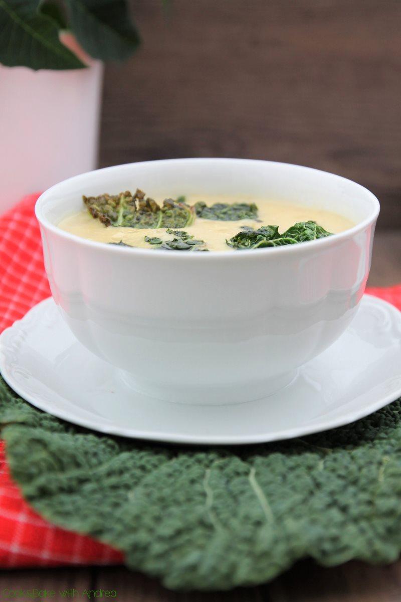 Rezeptbild: Steinpilzsuppe mit Wirsingchips [vegan]
