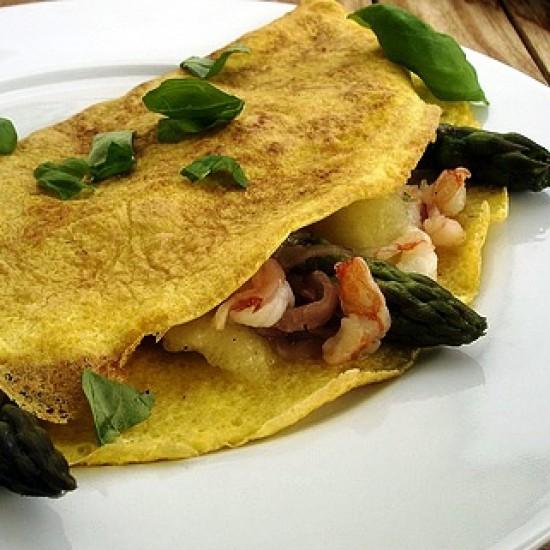 Rezeptbild: Omeletts mit Spargel, Lachs, Garnelen und Melone