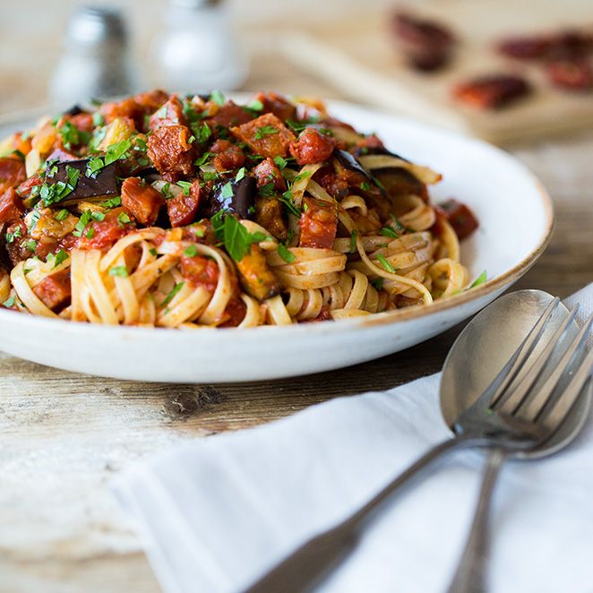 Rezeptbild: Linguine mit gegrillter Aubergine, Chili und Chorizo