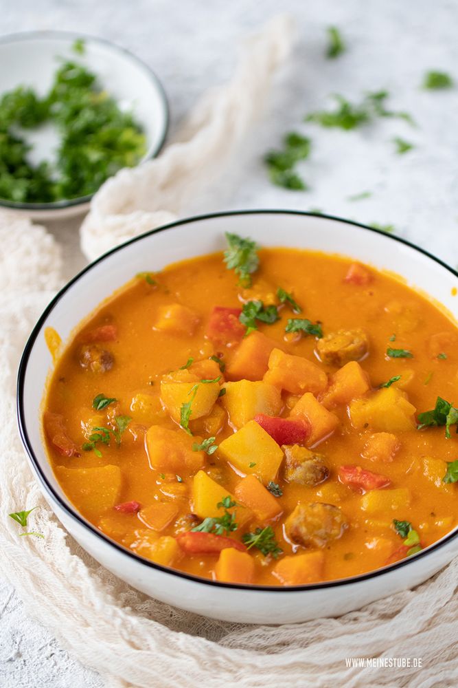 Rezeptbild: Kürbisgulasch mit Kartoffeln und Bratwürstchen