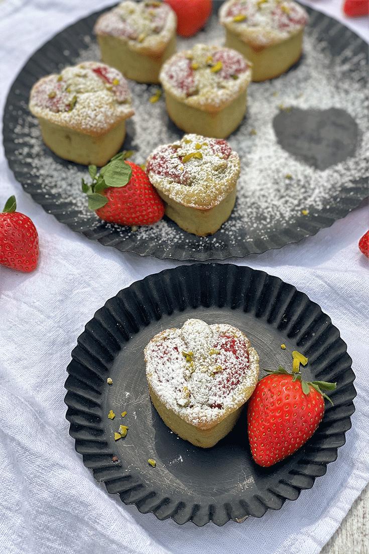Rezeptbild: Financiers – französische Mandelküchlein mit Pistazien und Erdbeeren