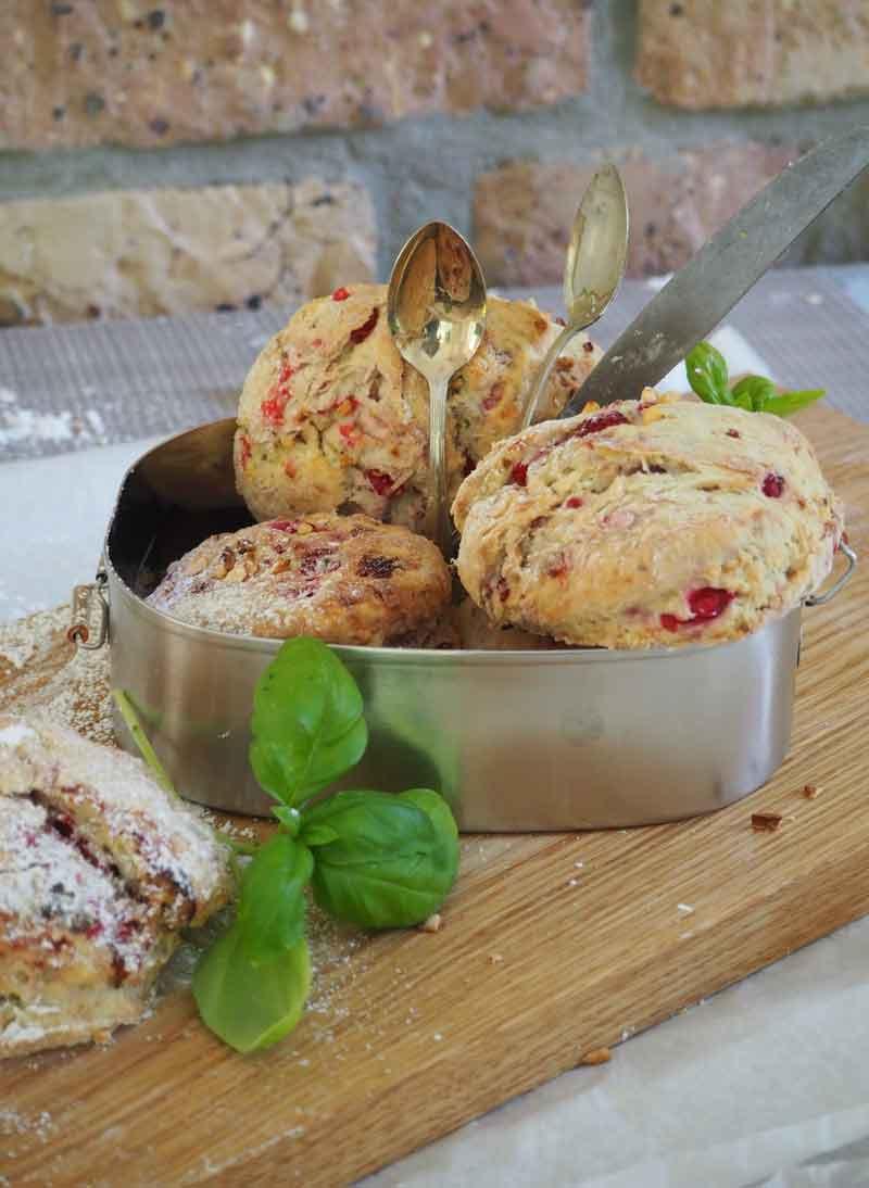 Rezeptbild: Scones mit roten Sommerfrüchten & gerösteten Mandeln