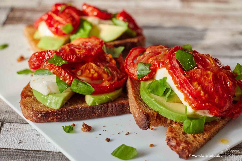 Rezeptbild: Brot mit getrockneten Tomaten, Mozzarella und Avocado