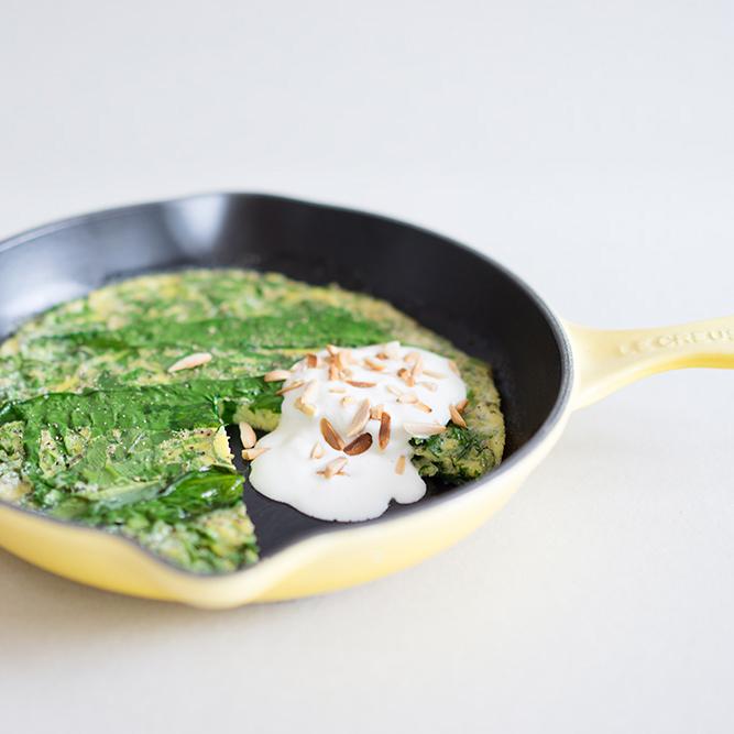 Rezeptbild: Ofen-Frittata mit Bärlauch, Saurer Sahne und Mandeln