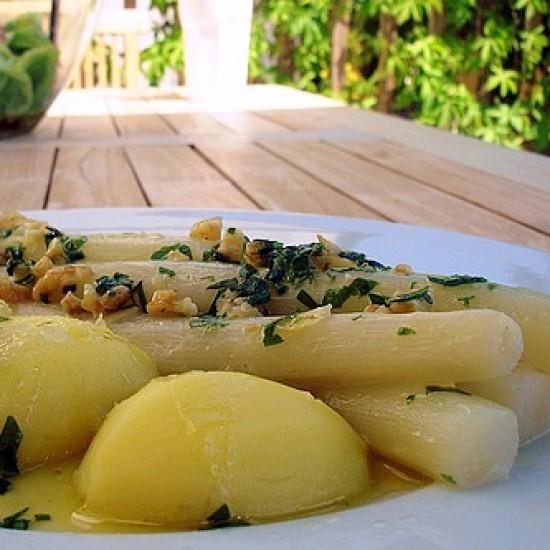 Rezeptbild: Spargel mit Walnuss-Bärlauch-Öl