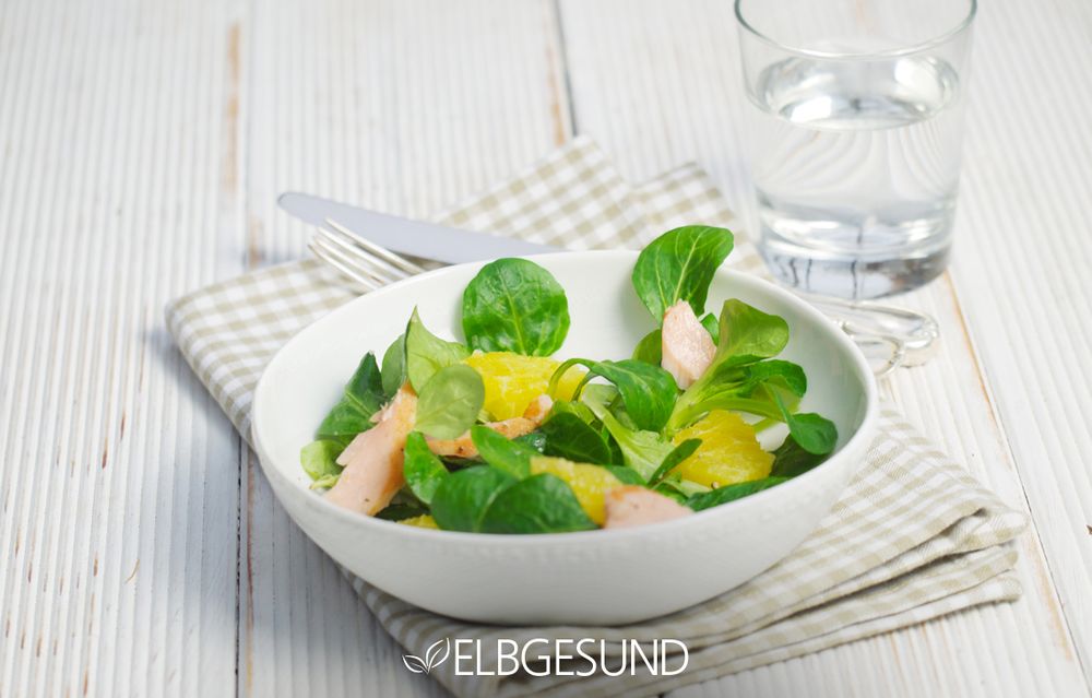 Rezeptbild: Orangen-Feldsalat mit zarten Lachsstückchen