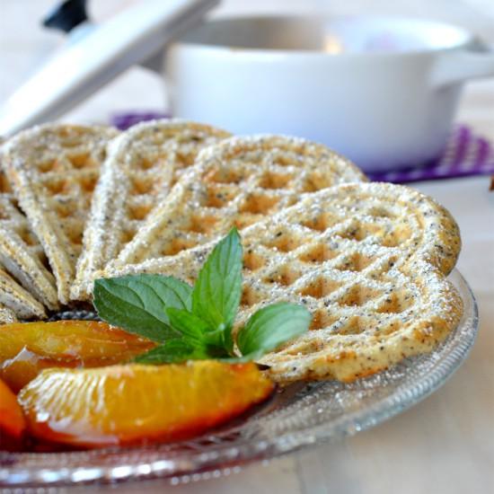 Rezeptbild: Mohnwaffeln mit karamellisierten Zwetschgen
