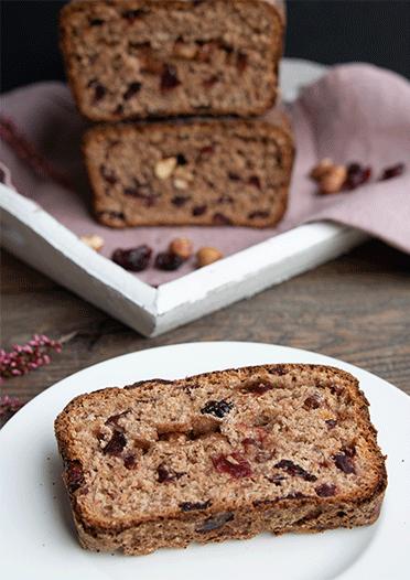 Rezeptbild: Vollkorn-Früchtebrot mit Zimt, Cranberries und Haselnüssen