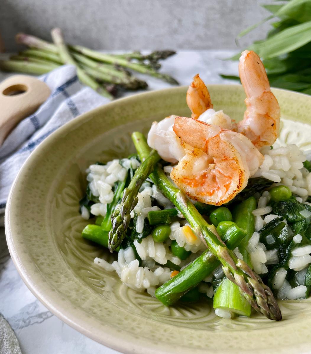Rezeptbild: Bärlauch-Risotto mit Garnelen und grünem Spargel