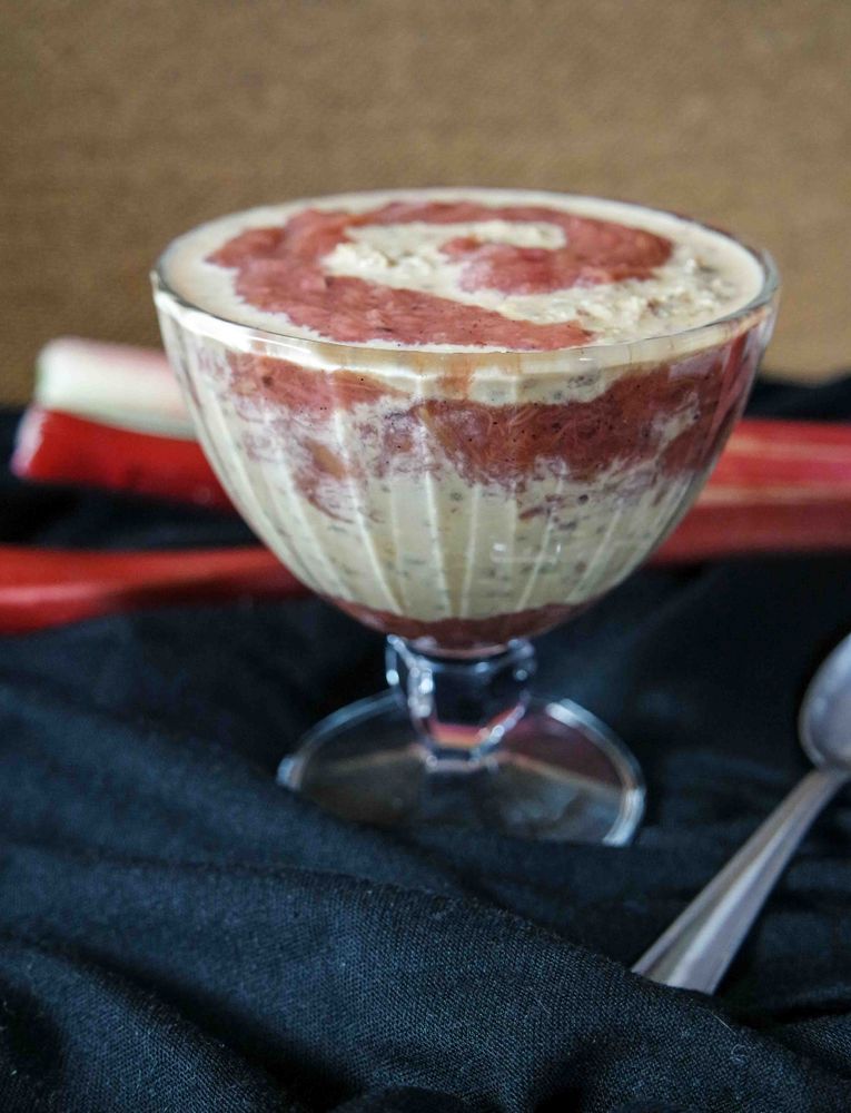 Rezeptbild: Overnight Oats mit Rhabarberkompott