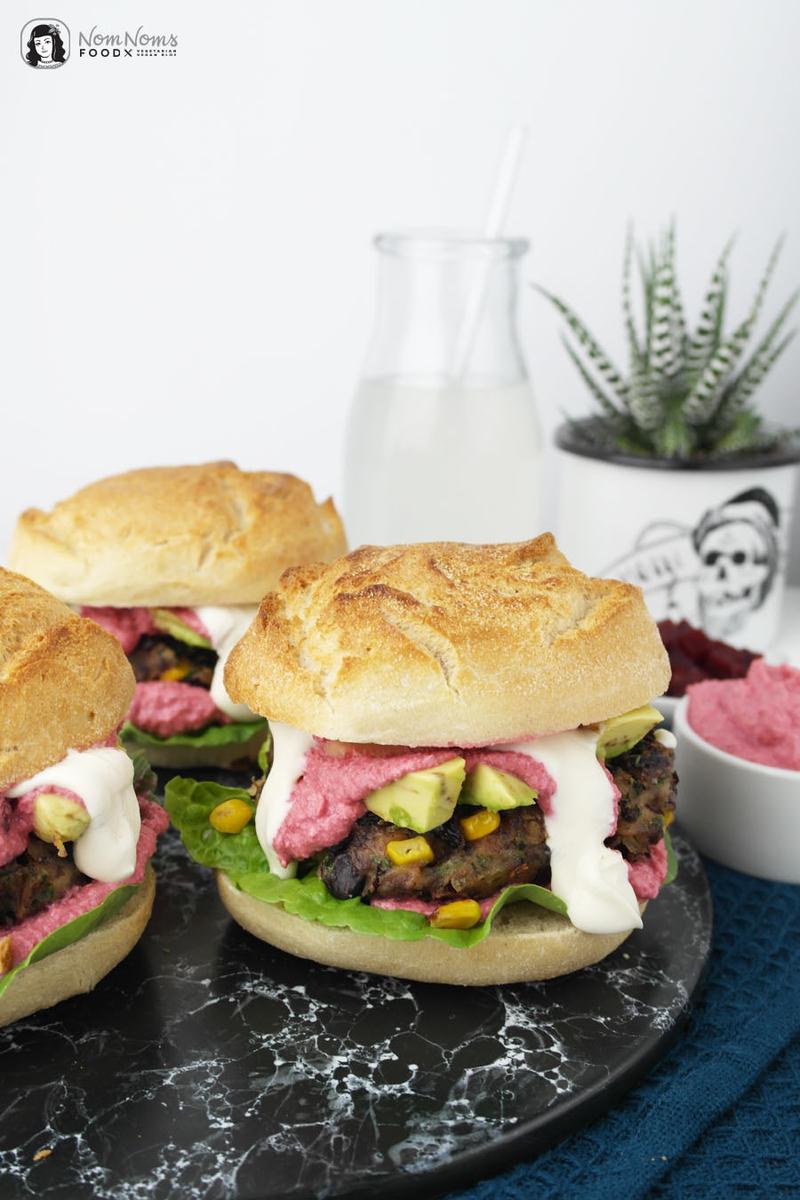 Rezeptbild: Vegetarischer Burger mit Mais-Bohnen-Patty und Rote-Bete-Feta-Soße