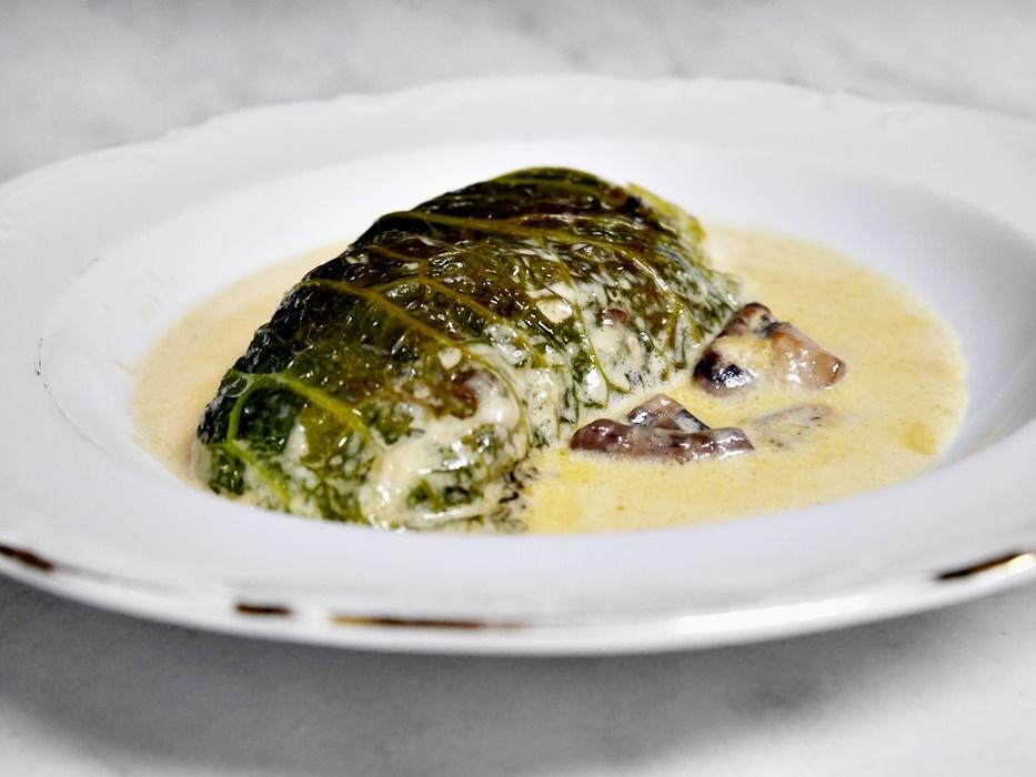Rezeptbild: Wirsingroulade mit Garnelen-Pilzfüllung, Chili und Ingwer