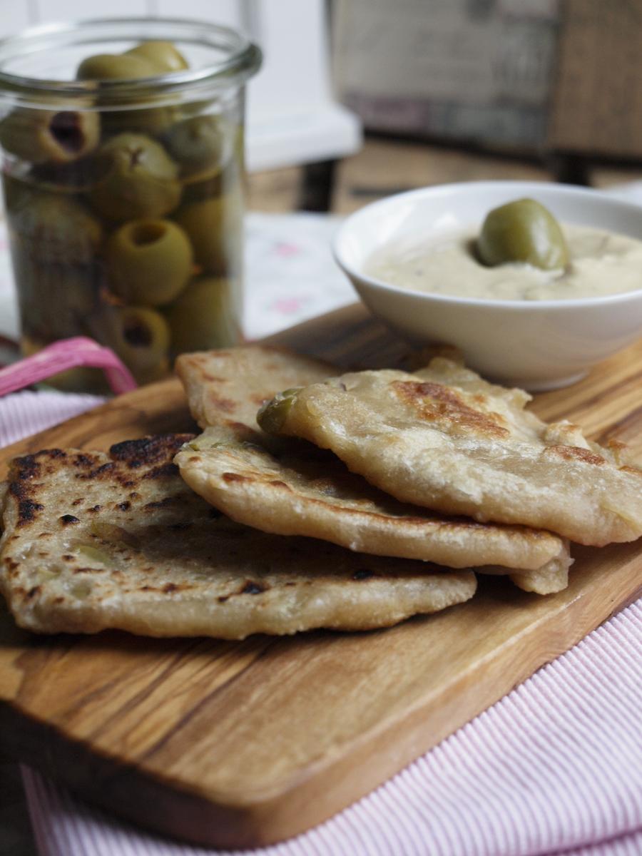 Rezeptbild: Hummus zu kleinen Dinkel Fladen mit Oliven