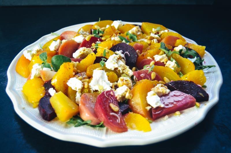 Rezeptbild: Bunter rote Bete Salat mit Orange, Feta und Pinienkernen