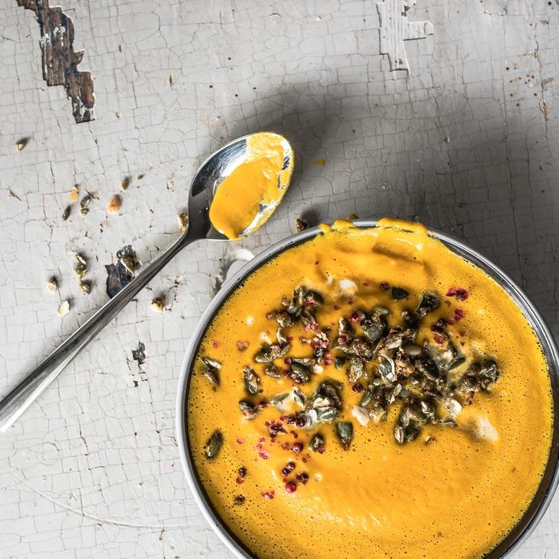 Rezeptbild: Vegane Kürbissuppe mit Garam Masala Kürbiskernkrokant