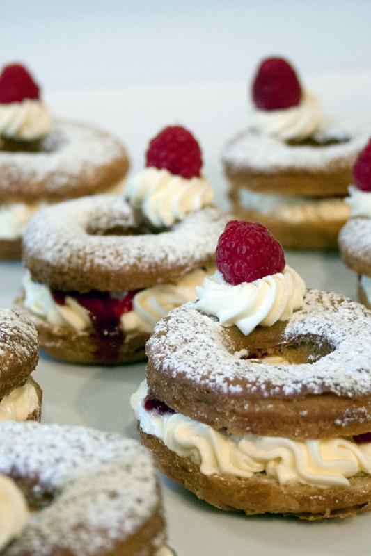 Rezeptbild: Cronuts mit 'Swiss Meringue Buttercream'