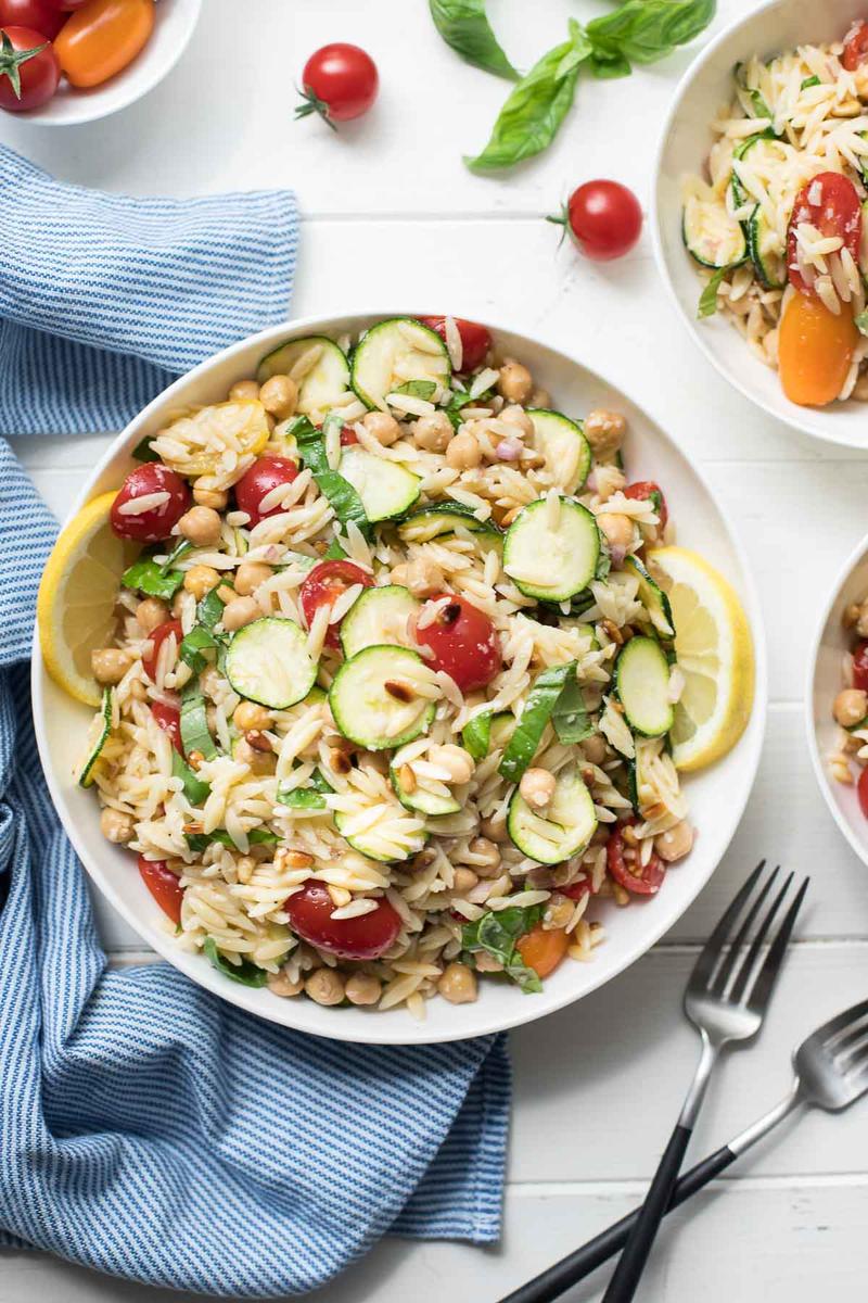 Rezeptbild: Orzo Salat (Nudelsalat) mit Zucchini und Kichererbsen