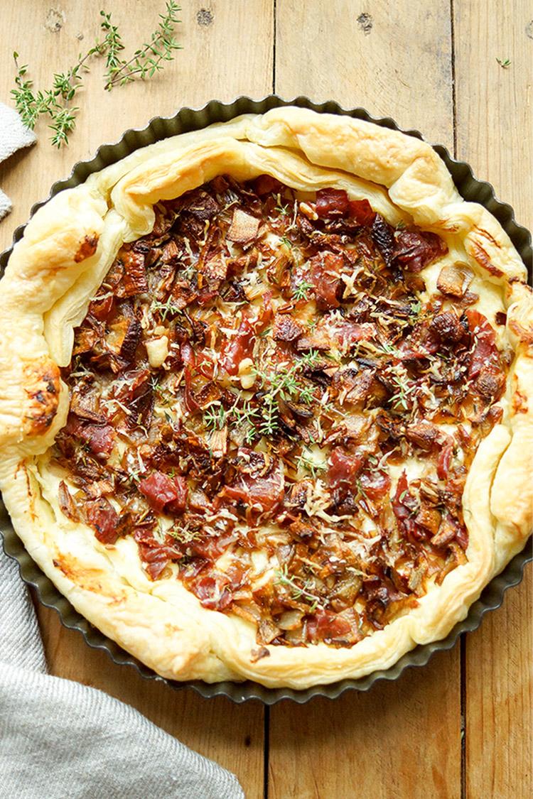 Rezeptbild: Blätterteig-Tarte mit karamellisierten Schalotten