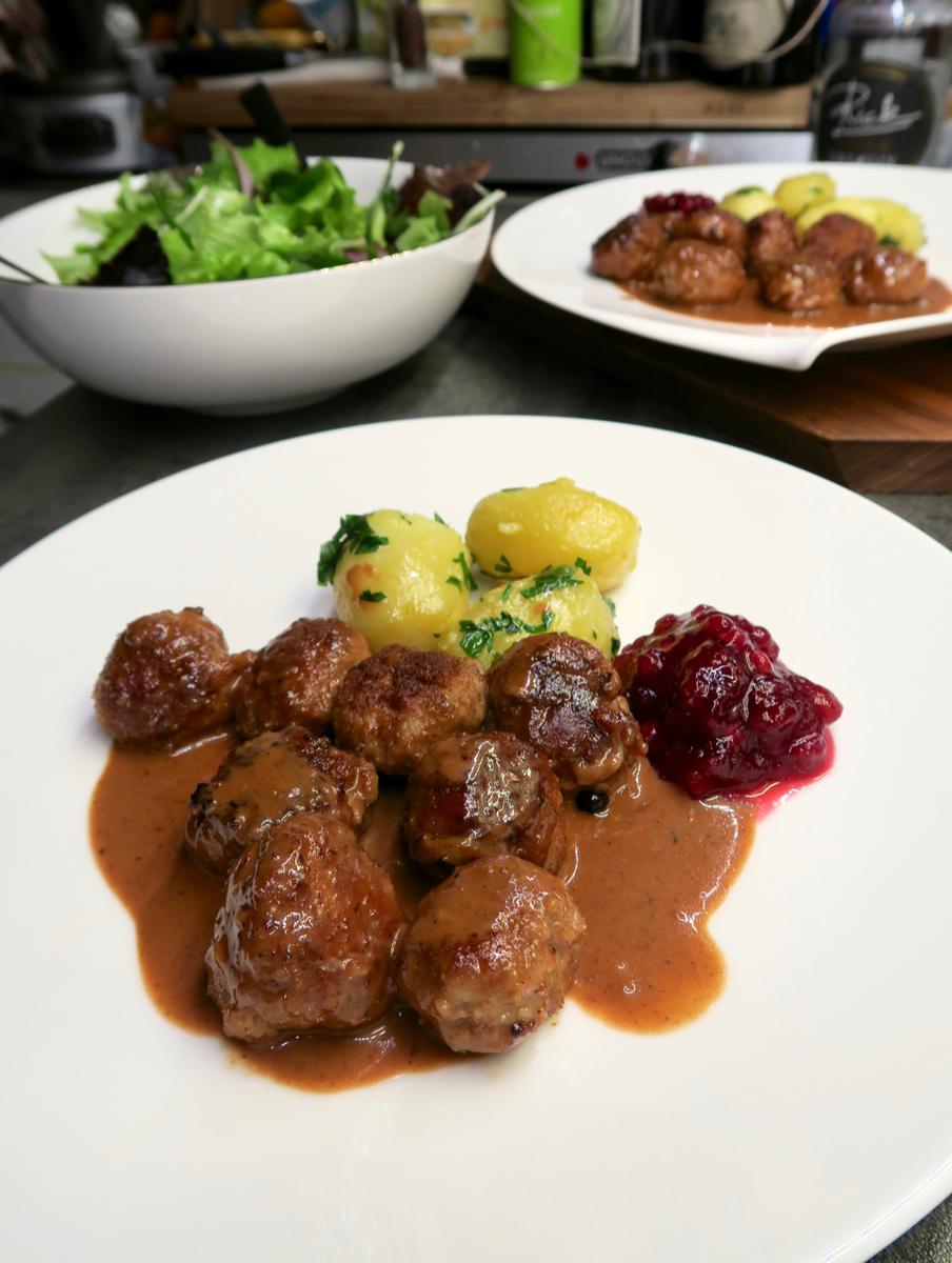 Rezeptbild: Köttbullar mit dunkler Sauce & Preiselbeeren