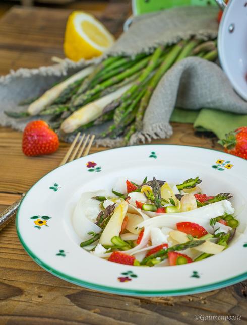 Rezeptbild: Spargelsalat mit Erdbeeren und Schafskäse