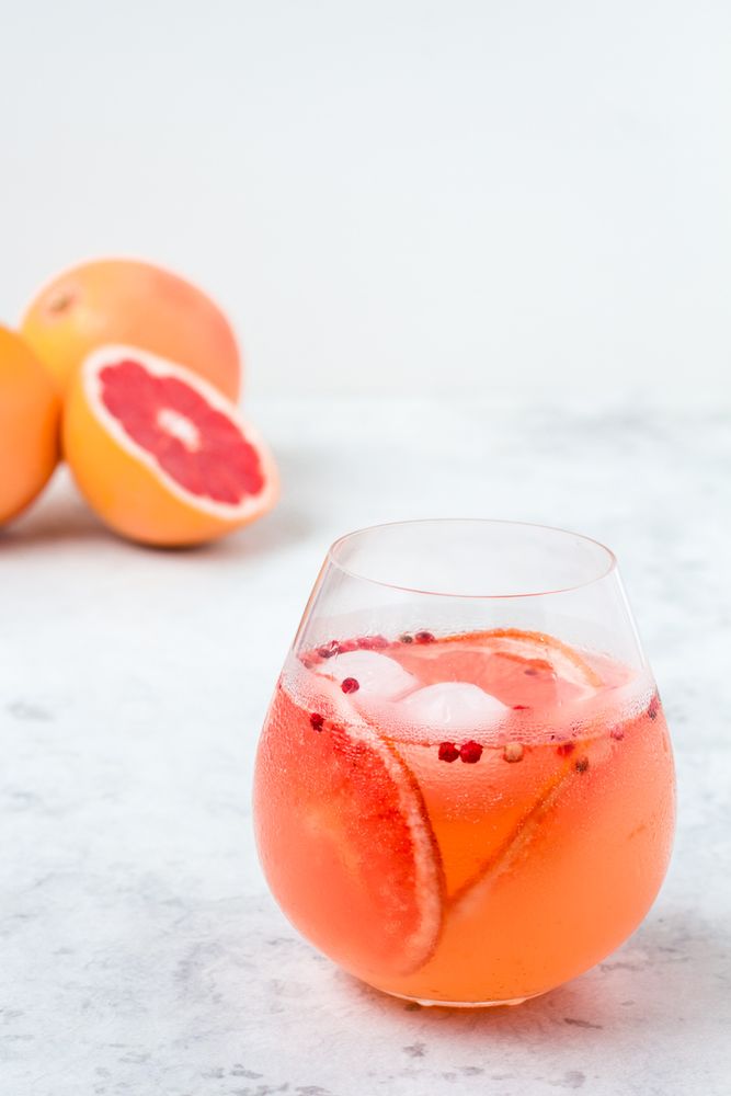 Rezeptbild: Gin Tonic mit Pink Grapefruit-Pfeffer Sirup