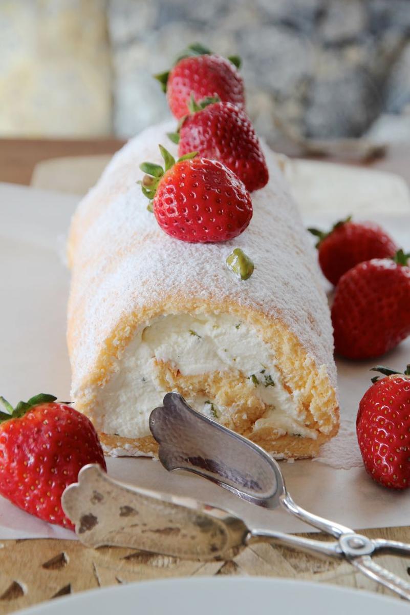 Rezeptbild: Rollet - persische Pistazien-Rosensahne-Biskuitrolle 