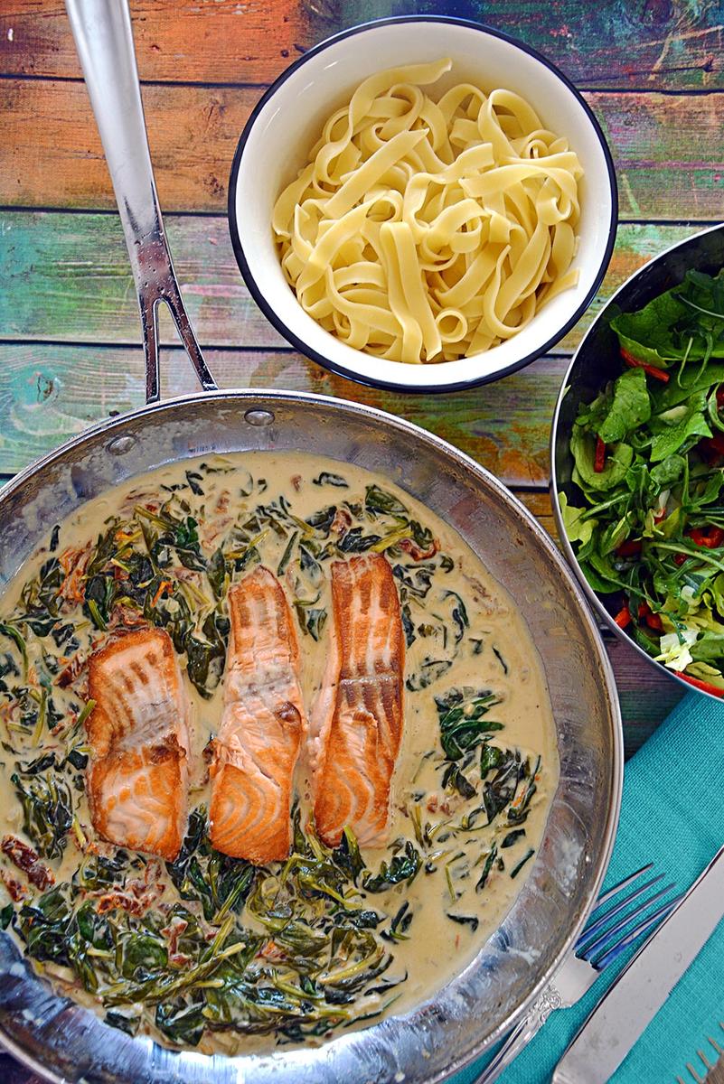 Rezeptbild: Lachs in Sahne mit Spinat