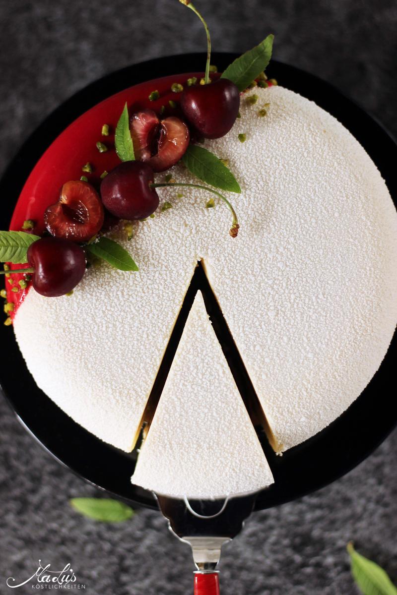 Rezeptbild: Vanilletorte mit Kirsche und Pistazie auf Knusperboden