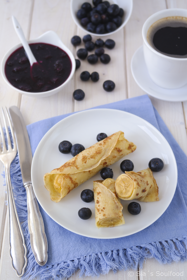 Rezeptbild: Bananen-Crêpes mit Blaubeersirup