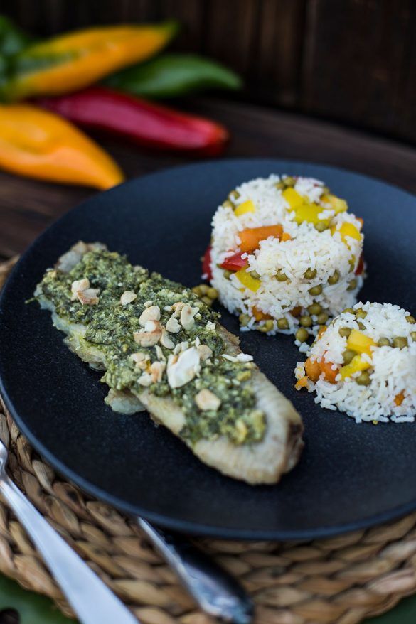 Rezeptbild: Fisch Filet (Wels) mit Kräuter-Cashew-Parmesan Kruste und Gemüsereis