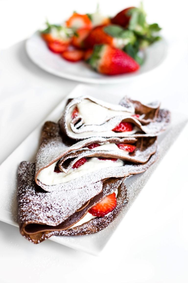 Rezeptbild: SCHOKOLADEN PFANNKUCHEN MIT NUTELLA-QUARKFÜLLUNG UND ERDBEEREN
