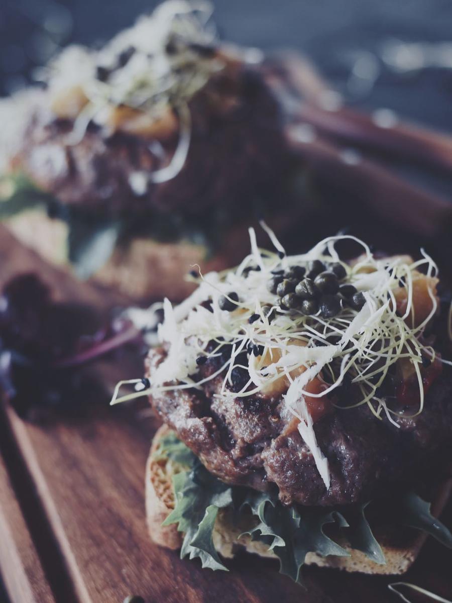 Rezeptbild: DÄNISCHER OPEN FACE BURGER - SMØRREBRØD MIT PARISER BØF