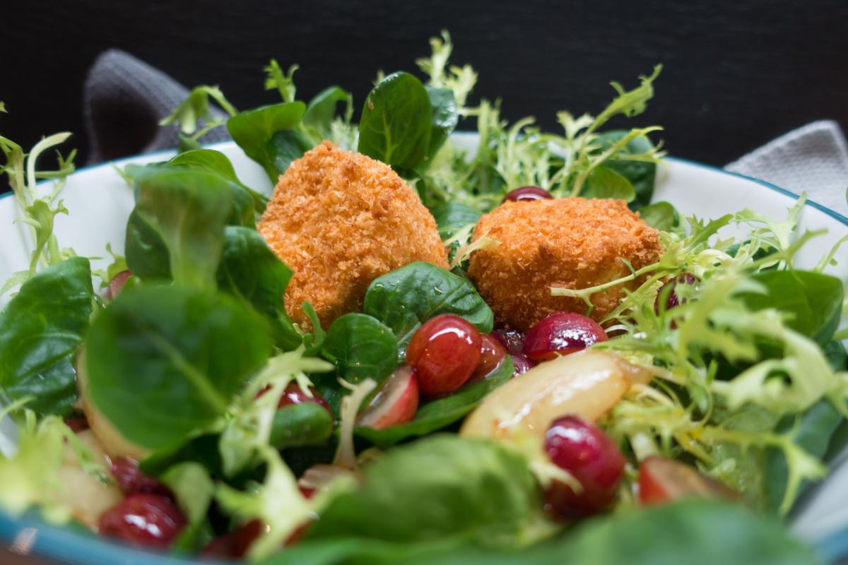 Rezeptbild: Ziegenkäse im Panko-Mantel mit Wintersalat