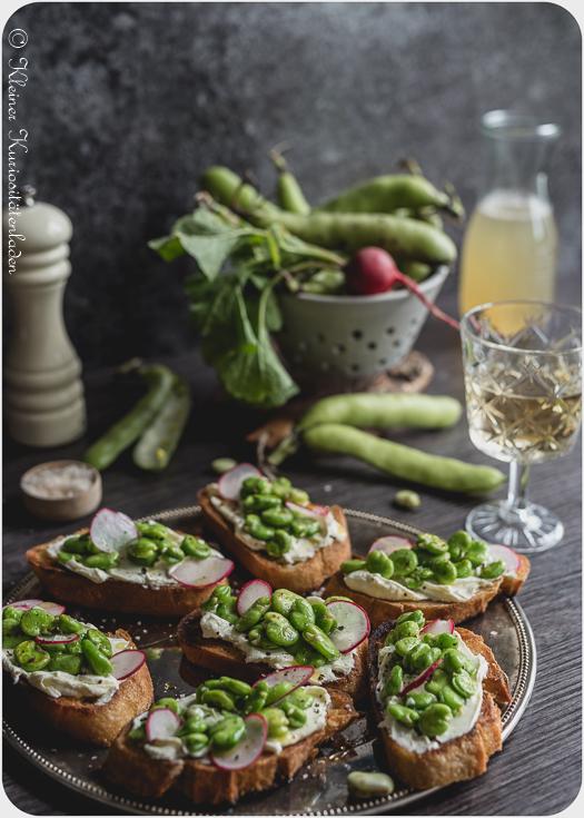 Rezeptbild: Crostini mit dicken Bohnen und Ziegenfrischkäse