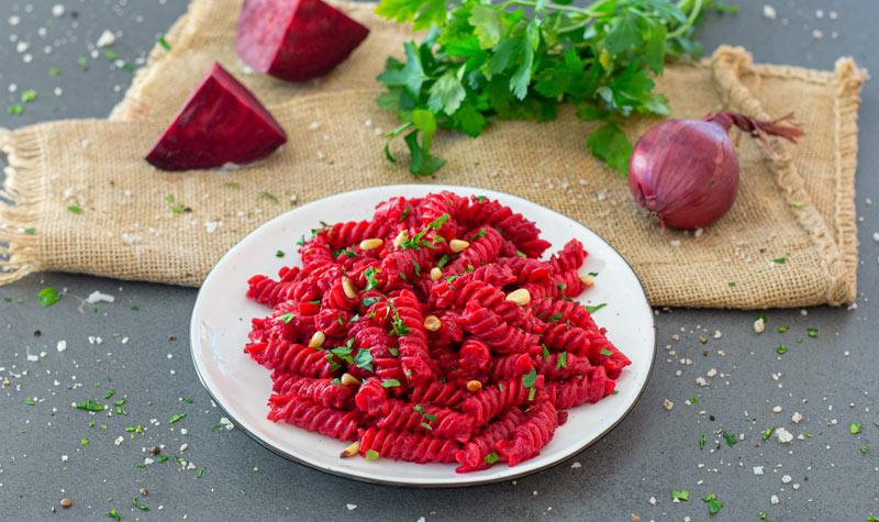 Rezeptbild: Pinke Nudeln mit frischer roter Bete