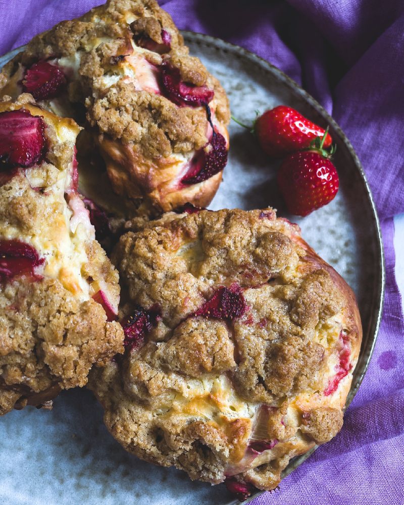 Rezeptbild: STREUSELPLÄTZCHEN MIT RHABARBER UND ERDBEEREN