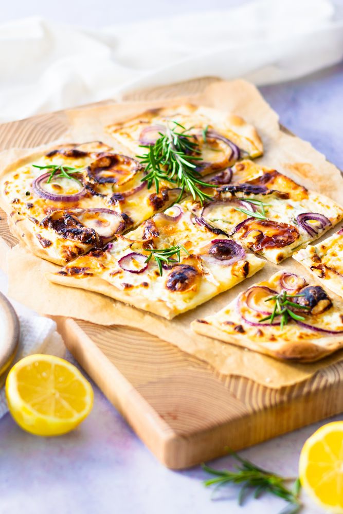 Rezeptbild: Flammkuchen mit Ziegenkäse und Honig