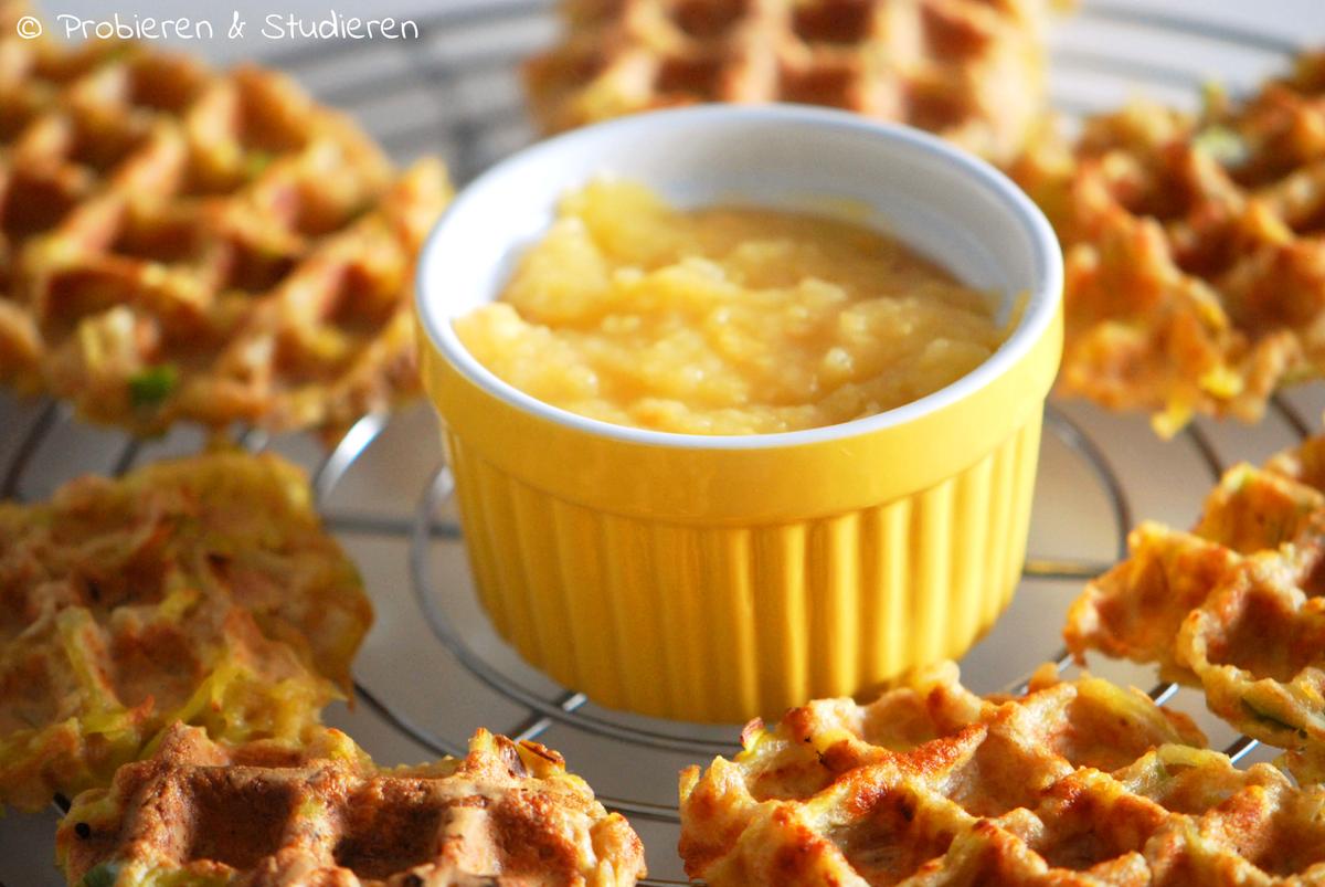Rezeptbild: Kartoffelwaffeln mit Lauch & Apfelkompott
