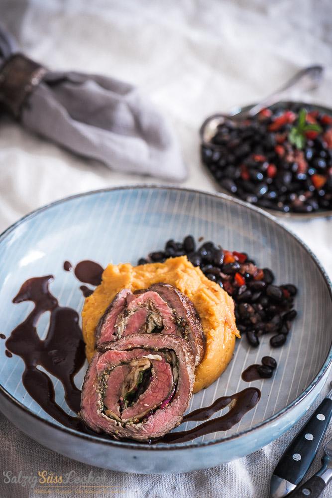 Rezeptbild: Flanksteak-Roulade mit Chili-Süßkartoffelpüree und schwarzen Bohnen