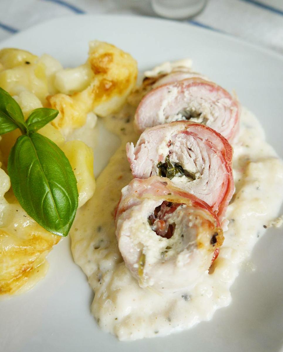 Rezeptbild: Puten-Involtini in Frischkäse-Kräutersoße, mit Kartoffel-Blumenkohlgratin