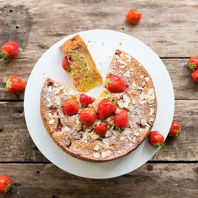 Rezeptbild: Erdbeer-Mandel-Kuchen mit Frischkäse-Tupfen