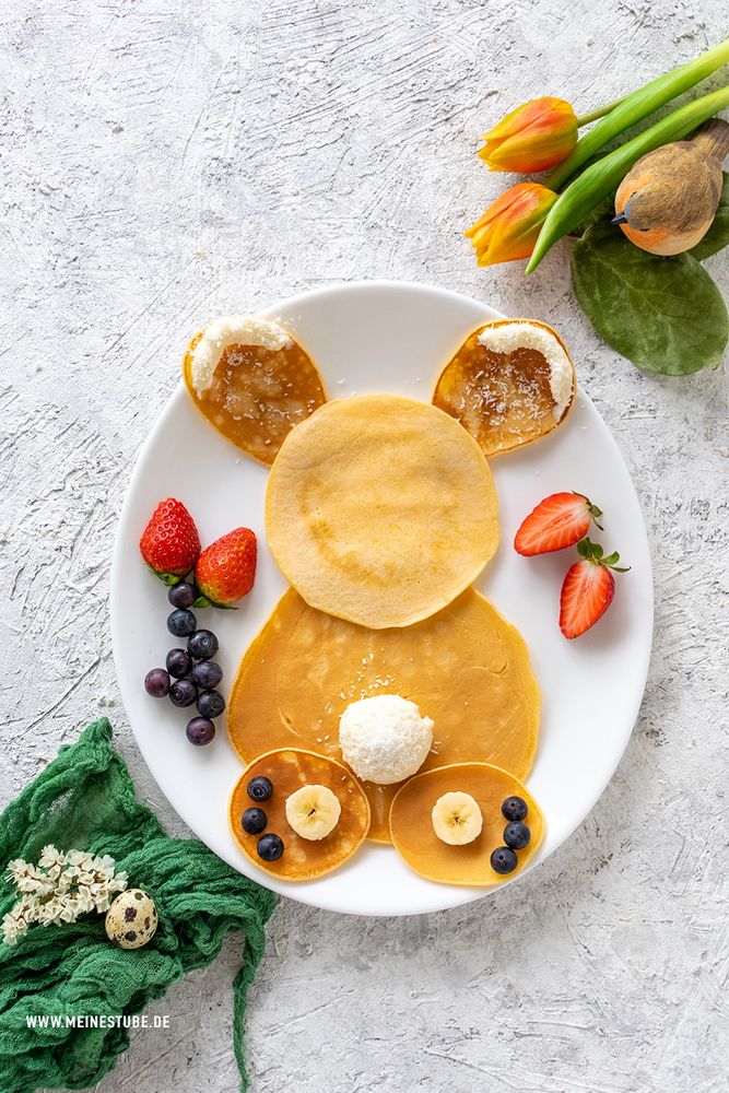 Rezeptbild: Pfannkuchen-Hase mit Frischkäsecreme und Kokos
