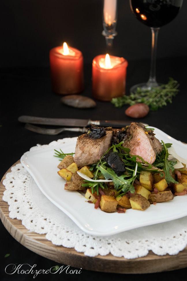 Rezeptbild: Schweinefilet mit Rosmarin-Pflaumen, Speckkartoffeln und Parmesan-Rucolasalat