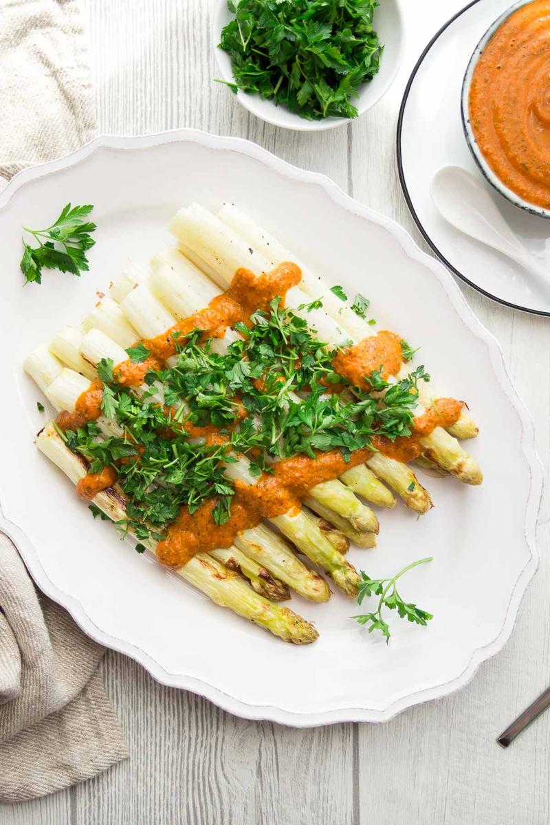 Rezeptbild: Gerösteter Spargel mit Romesco-Sauce